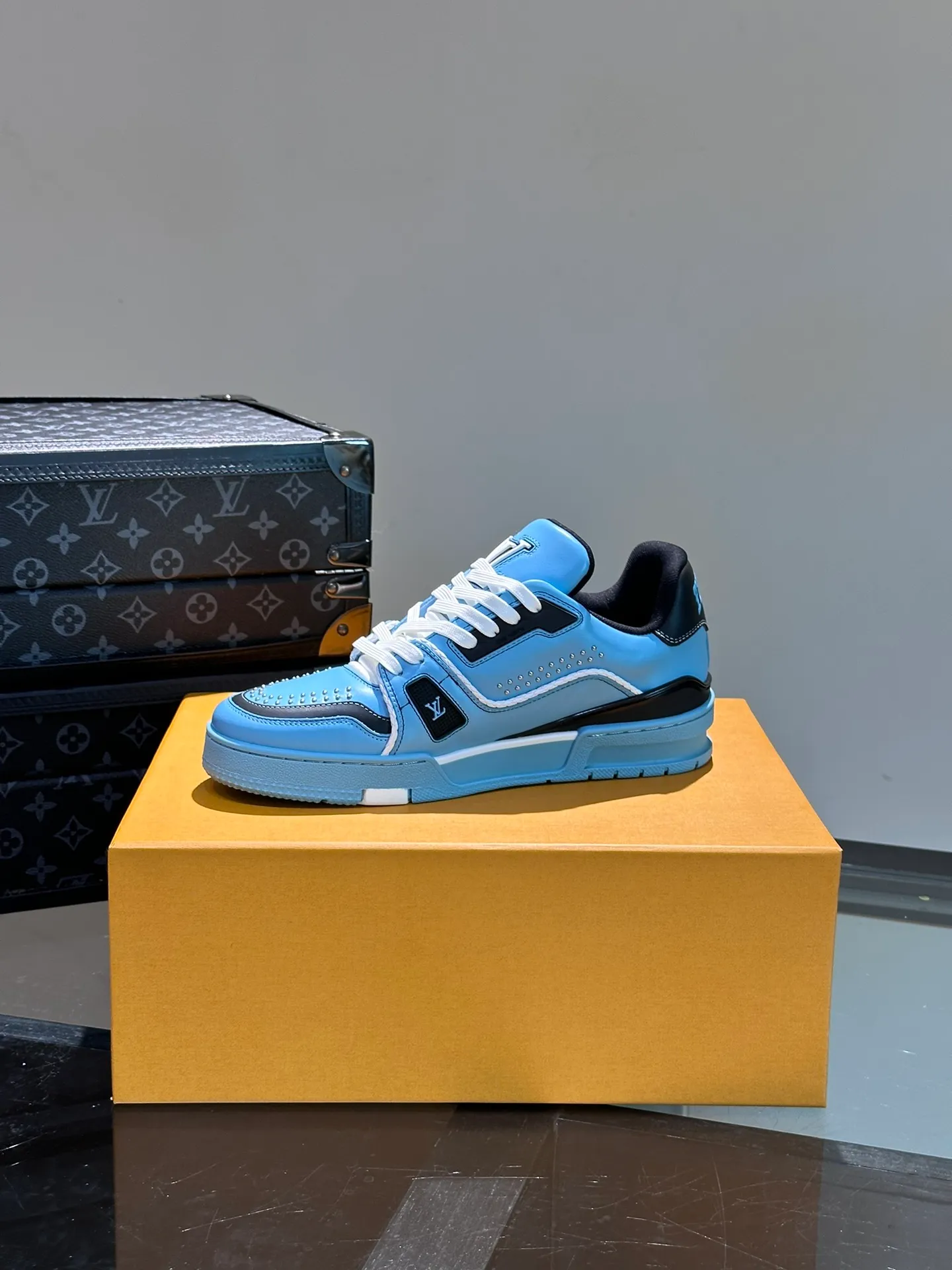 LV P840 men's sneakers, new colors, this LV Trainer sneaker is made of grained calf leather in colorful tones, with rivet decoration on the upper and handwritten Louis Vuitton logo on the side, which contrasts with the western-style Vuitton logo on the rear. The original construction was designed by Virgil Abloh and is inspired by vintage basketball shoes. Continuing the complex upper, the rubber-injected rubber outsole continues the iconic elements, with LV letters on the tongue and sides, Vuitton logo on the rear, Monogram flowers on the outsole, handwritten Louis Vuitton logo on the side, and standard insoles to continue the comfort experience. Comes complete with original box packaging! Size: 38-46
